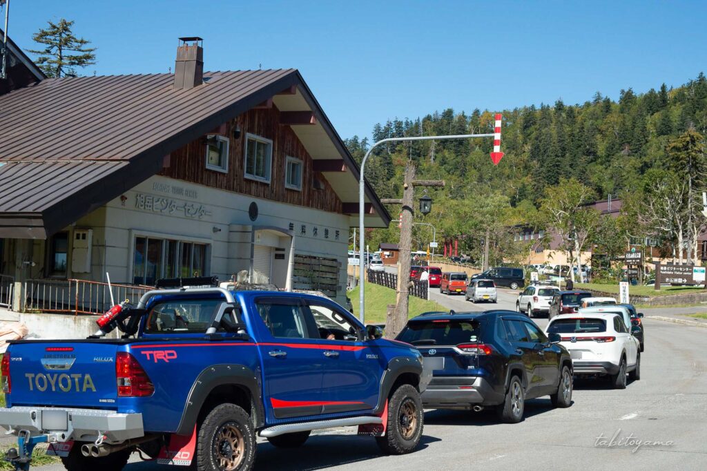 旭岳ビジターセンター前に並ぶ駐車場入場待ちの列