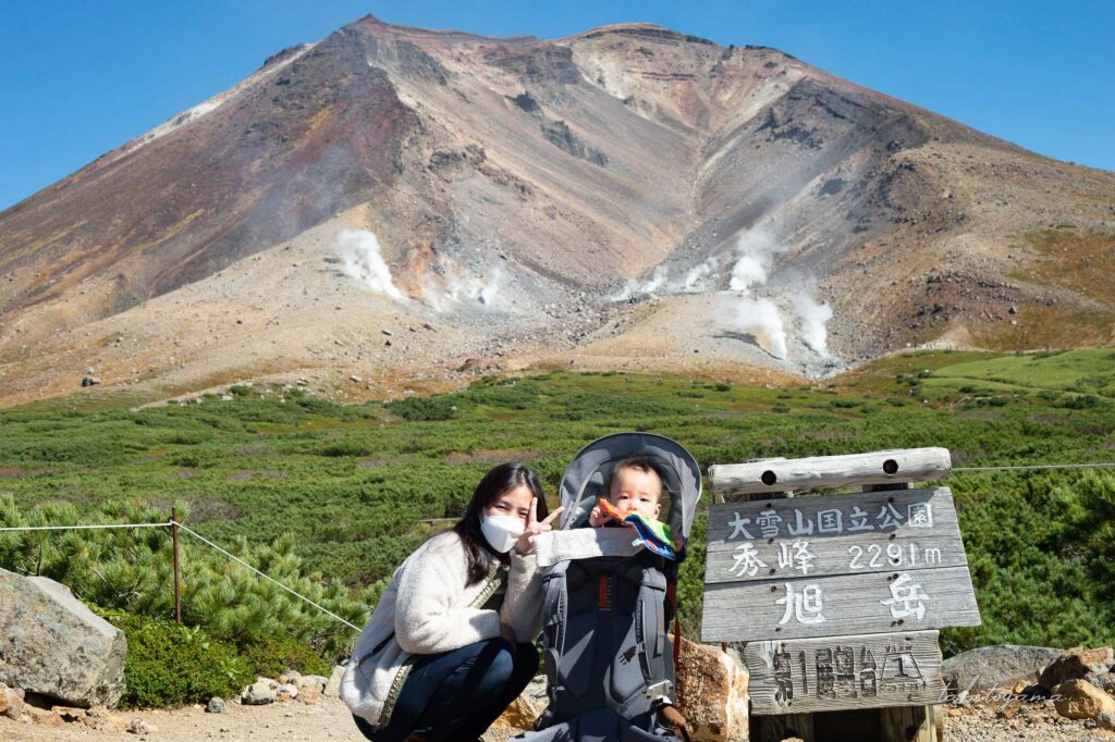 旭岳の第一展望台、旭岳をバックに記念撮影をする妻と息子