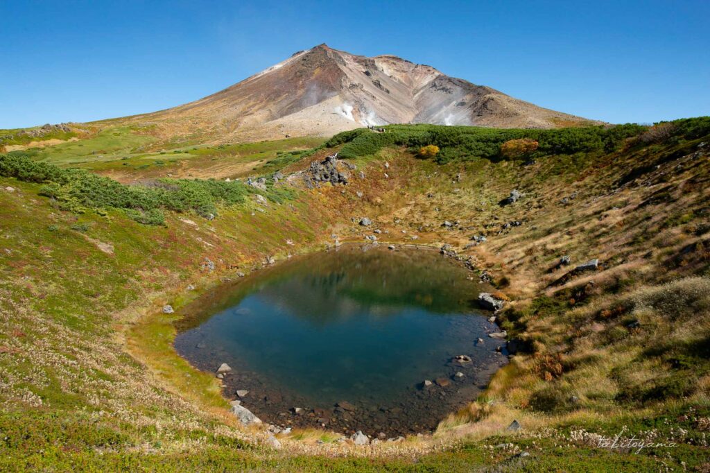 紅葉の旭岳とすり鉢池