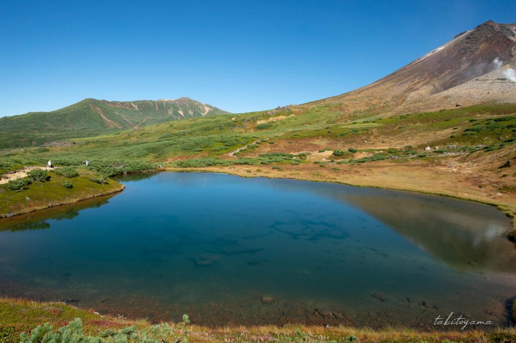 姿見の池周遊コースから眺める湖畔と大雪山系の山々
