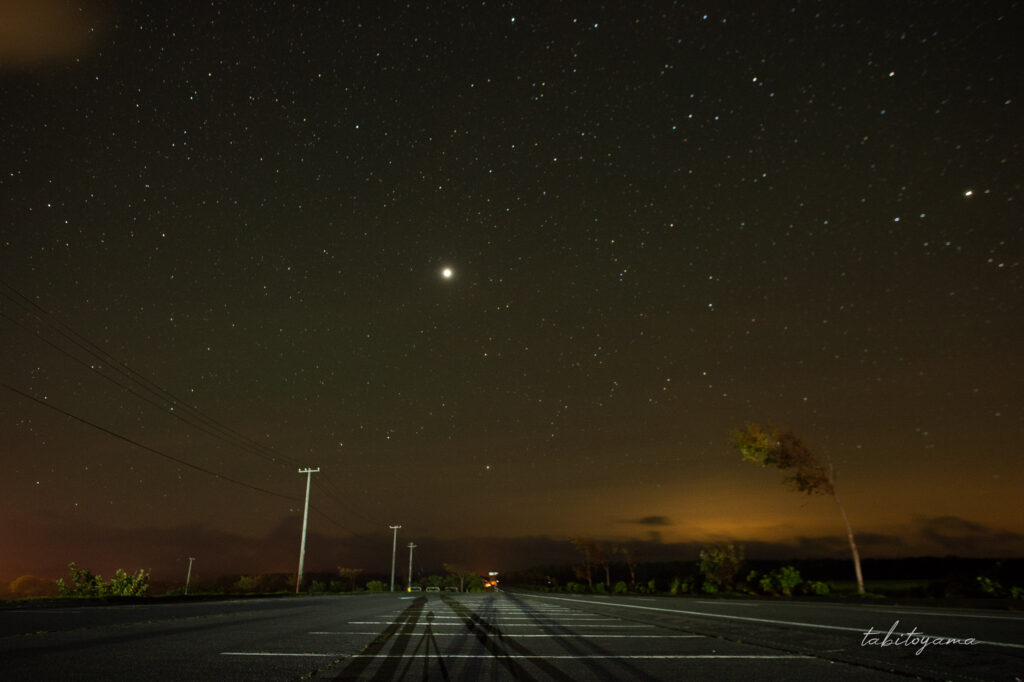 みさき台公園の駐車場から眺める星空と撮影者のシルエット