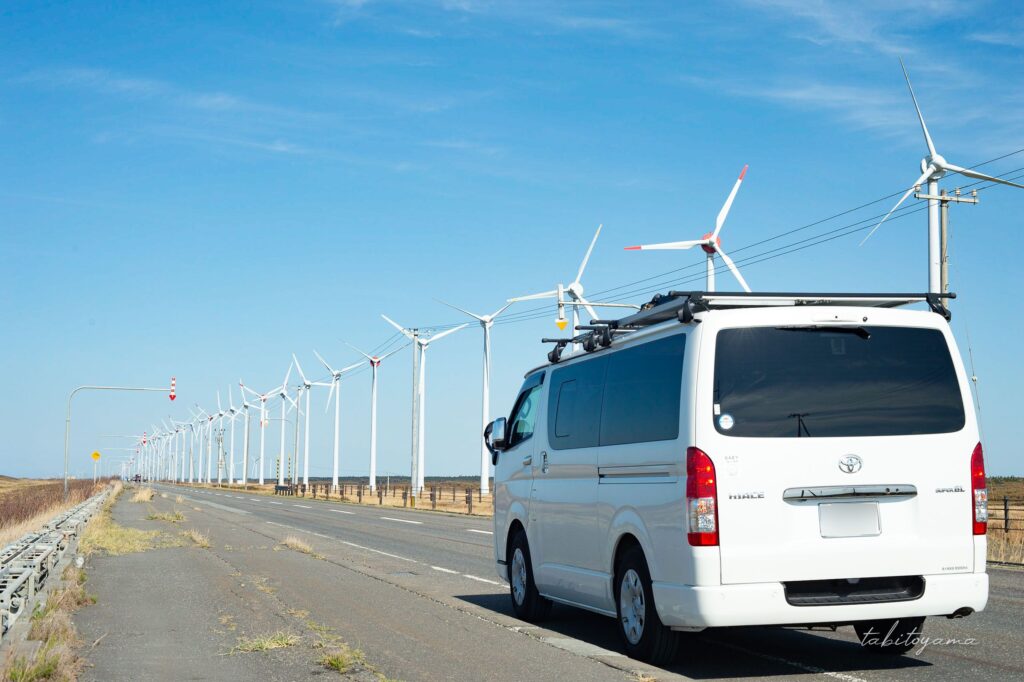 オトンルイ風力発電所沿いに停車するハイエース
