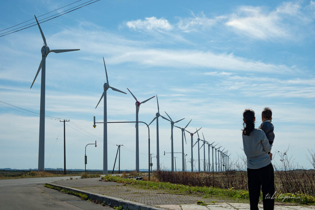 オトンルイ風力発電所を眺める妻と息子の後ろ姿