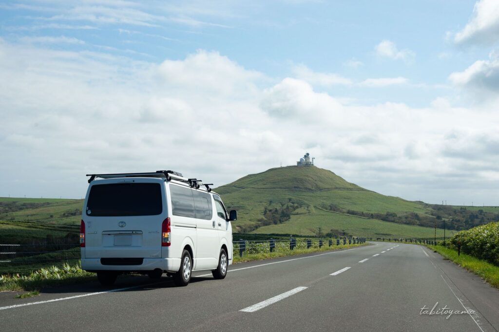 宗谷丘陵から宗谷岬へ続く道に停車するハイエース