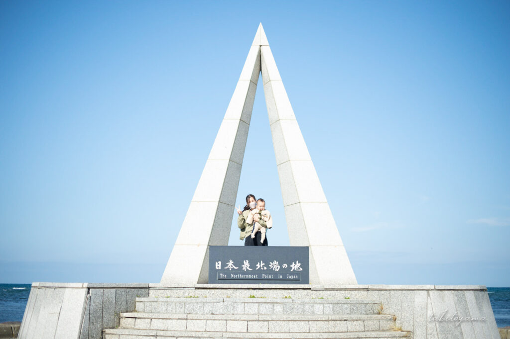 日本最北端の地の碑で記念撮影する妻と息子