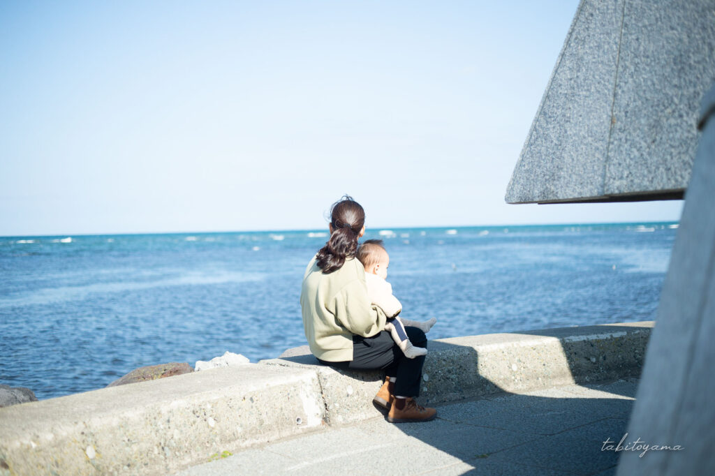 日本最北端の地の碑の裏側からオホーツク海を眺める妻と息子