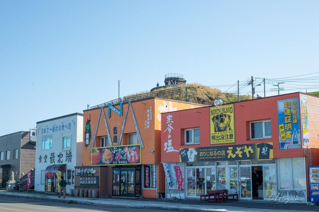 日本最北端の宗谷岬に立ち並ぶお土産やと飲食店