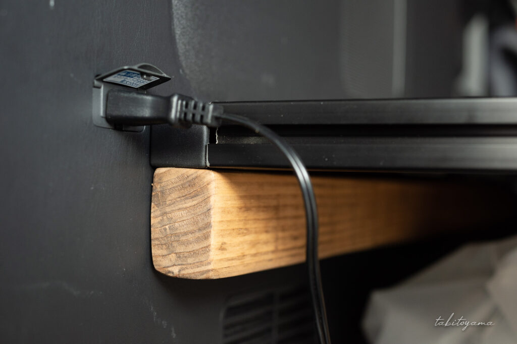 ハイエースの荷室いっぱいまで広がったアルミフレームと下支えする木材