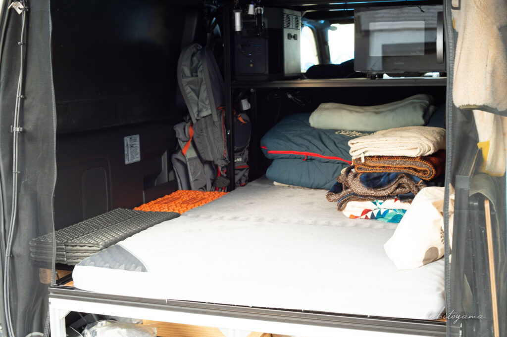 片側だけ荷室幅いっぱいに広がったアルミフレームの車中泊ベッド