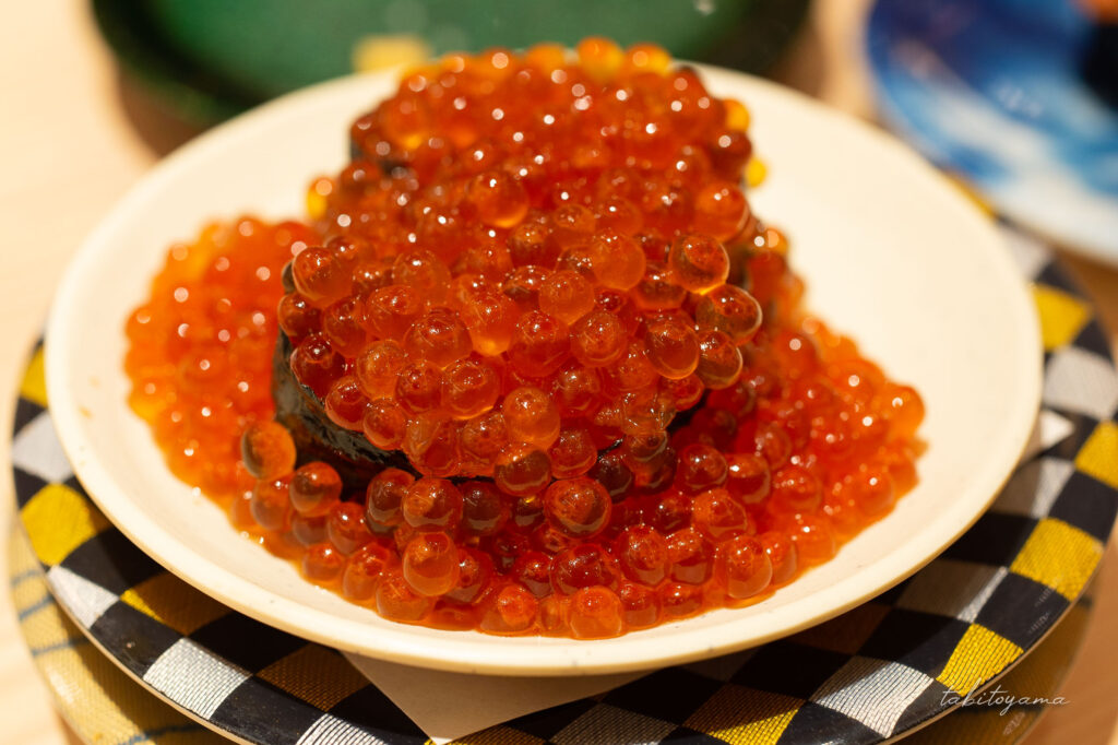 乗り切らずに皿まで溢れ落ちたいくら軍艦