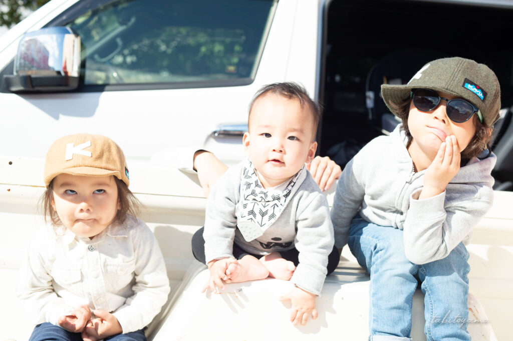 友人の息子兄弟と並んで記念撮影をする息子