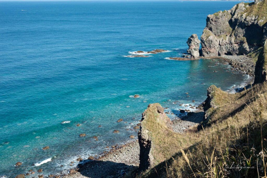 神威岬から見る奇岩と積丹の青い海