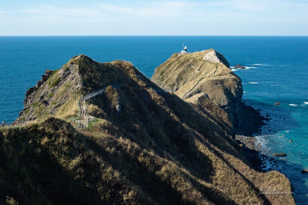 神威岬の全景・遊歩道が続く先に見える神威岬灯台