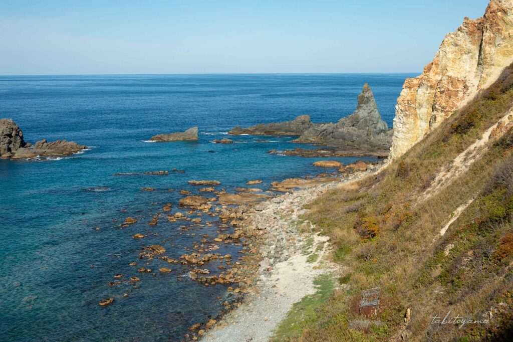 島武意海岸の展望台から眺める岩肌と海岸線