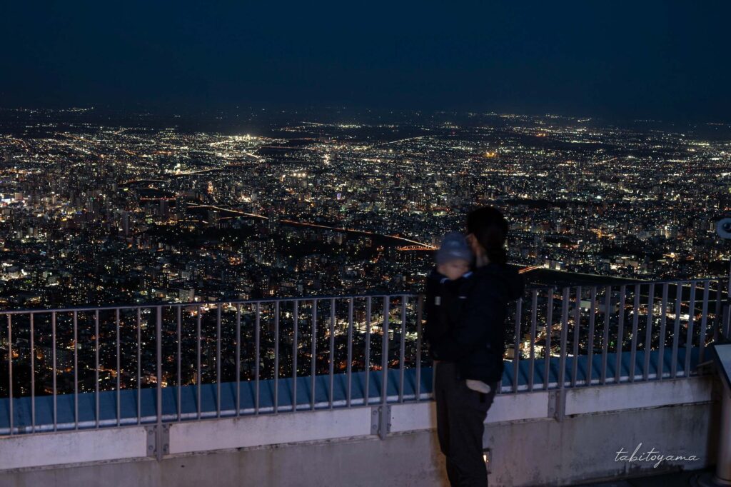 藻岩山山頂展望台から夜景を眺める妻と息子