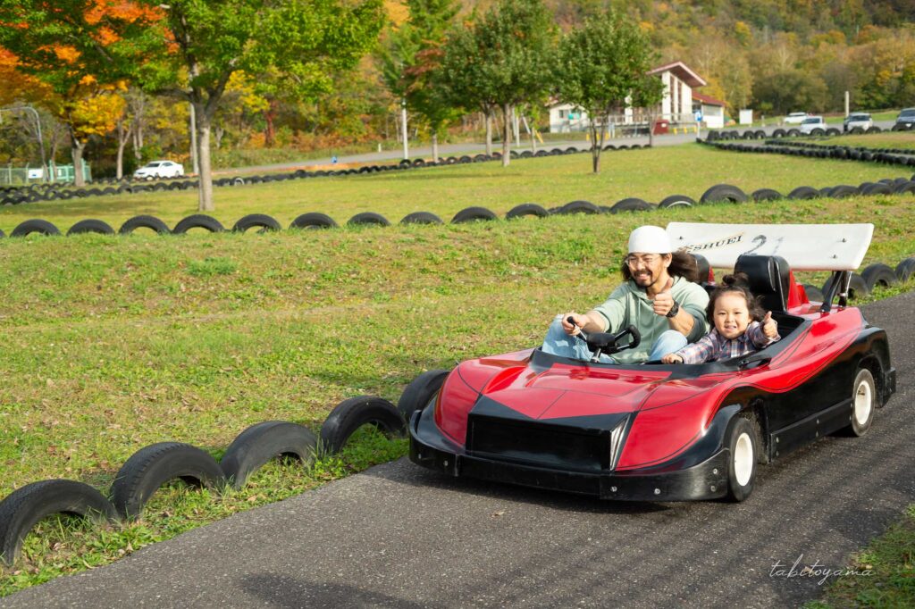 ファミリーランドみかさ遊園のゴーカートで遊ぶ友人とその息子