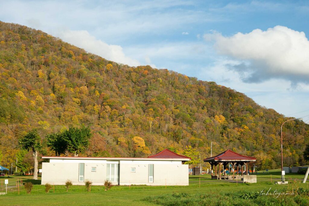 紅葉の山々に囲まれたファミリーランドみかさ遊園