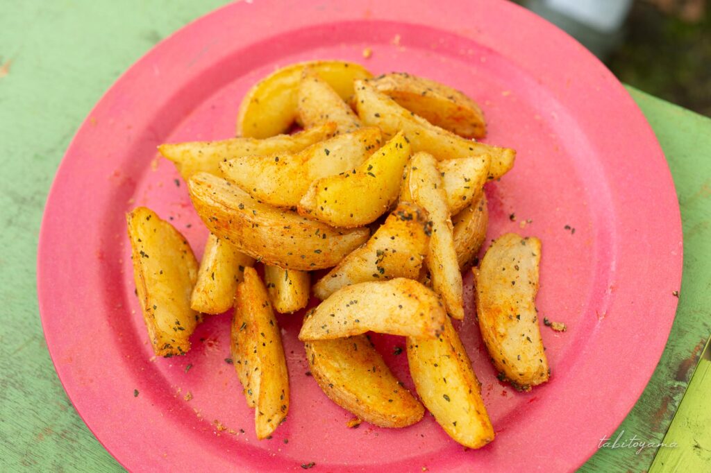 さまざまなスパイスで味付けされたポテトフライ