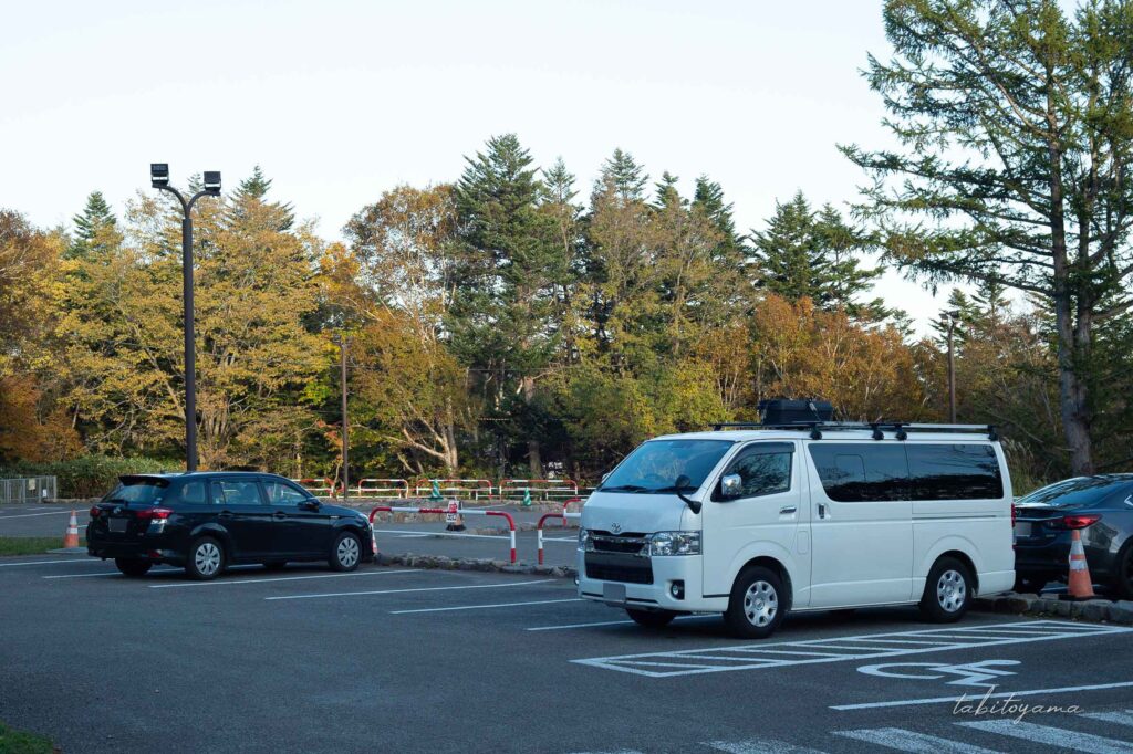 藻岩山中腹駅前駐車場に駐車されたハイエース