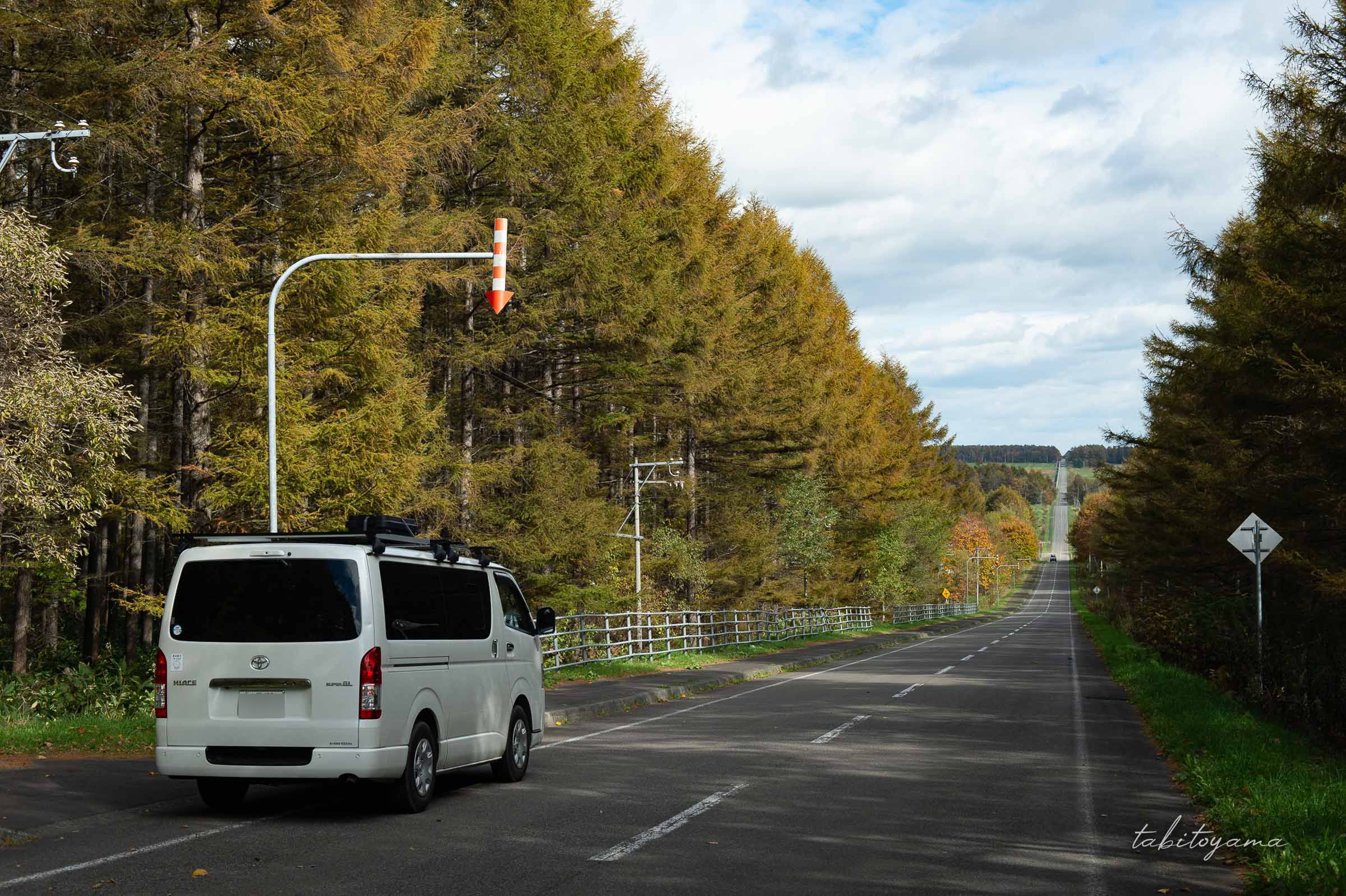 中標津ミルクロードに停車するハイエース