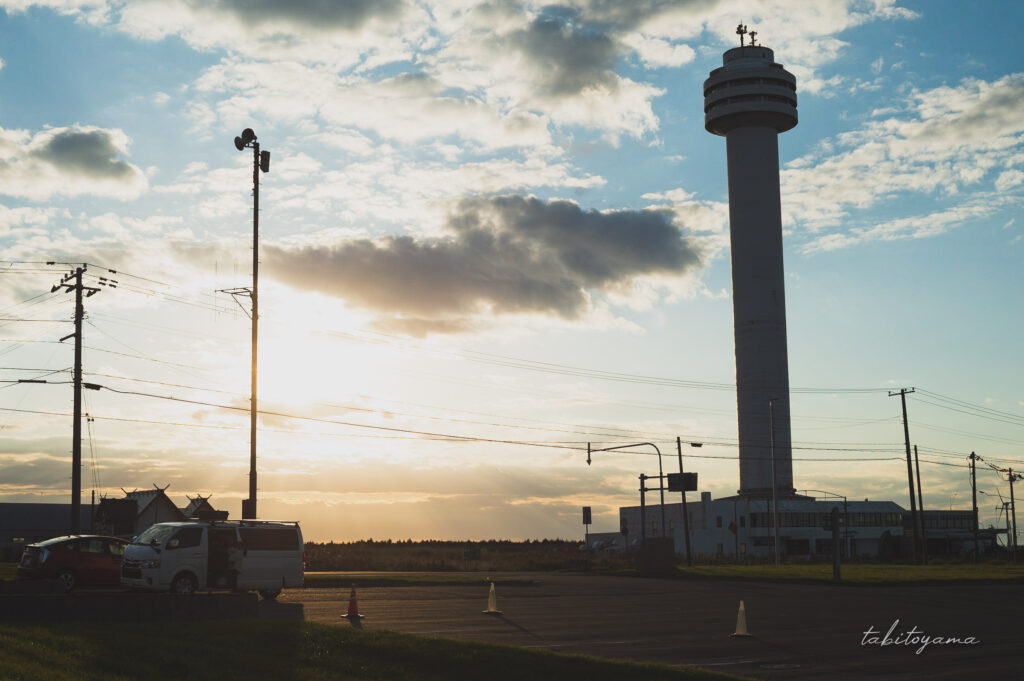 夕暮れの空でシルエットになる、望郷の岬公園にあるオーロラタワー