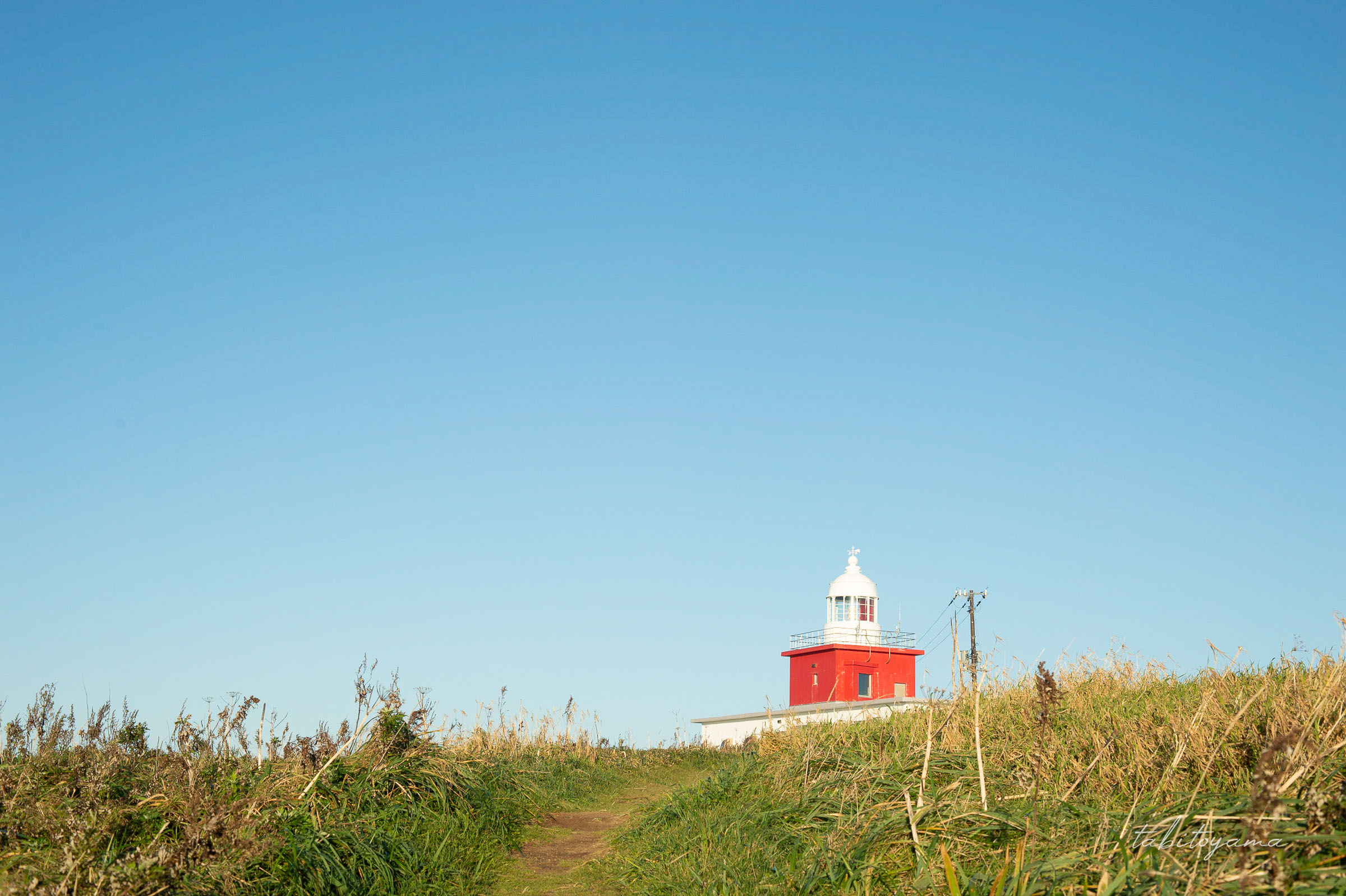 霧多布岬にある湯沸岬灯台、雲一つない青空