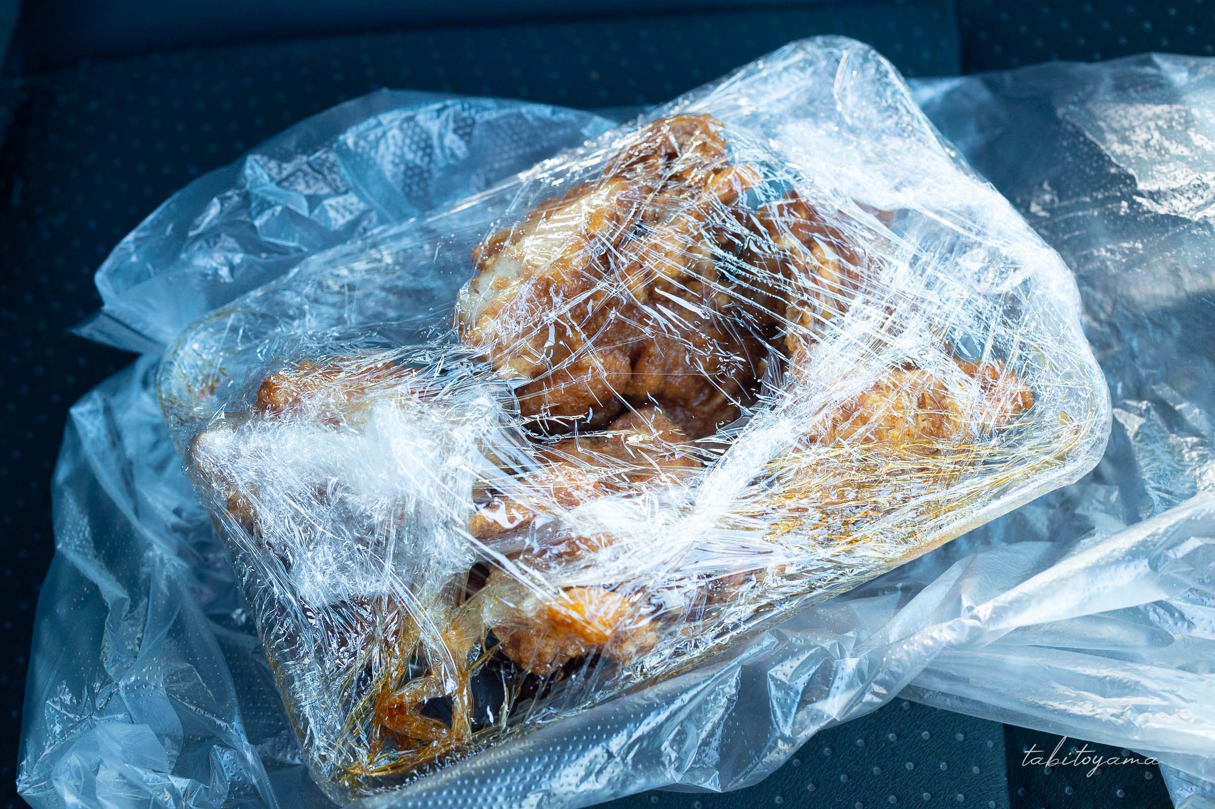 お持ち帰り用パックに詰め、ラップで覆われた南蛮酊のザンタレ