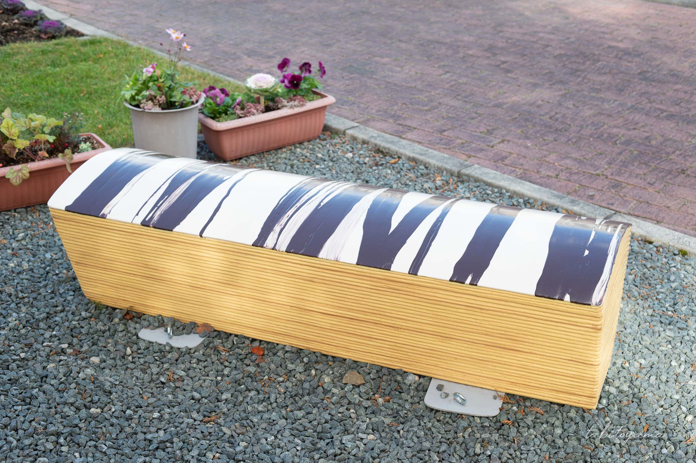 柳月スイートピア・ガーデン前に置かれた三方六のベンチ