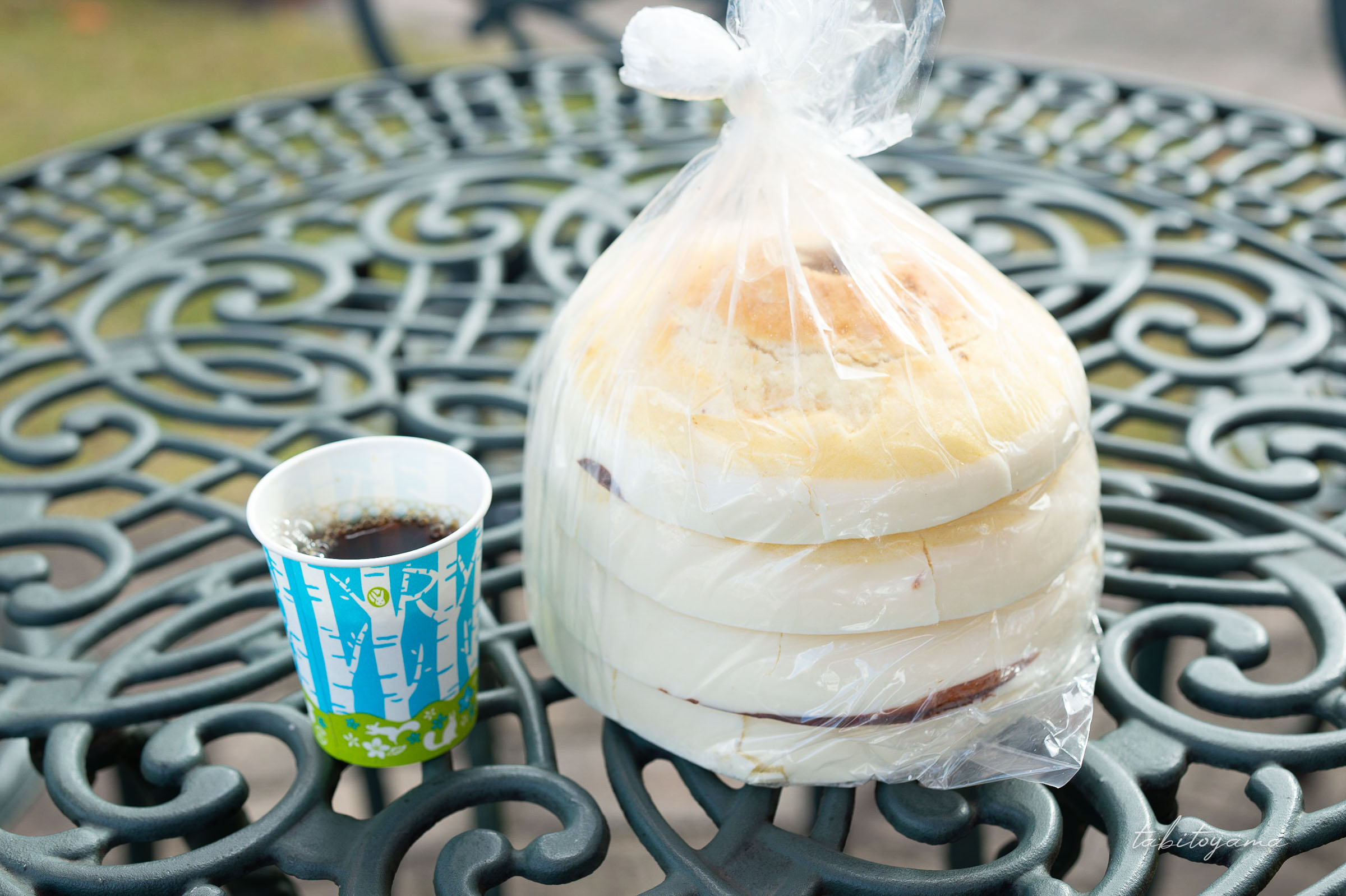 無料サービスのコーヒーと三方六の切れ端プレーン