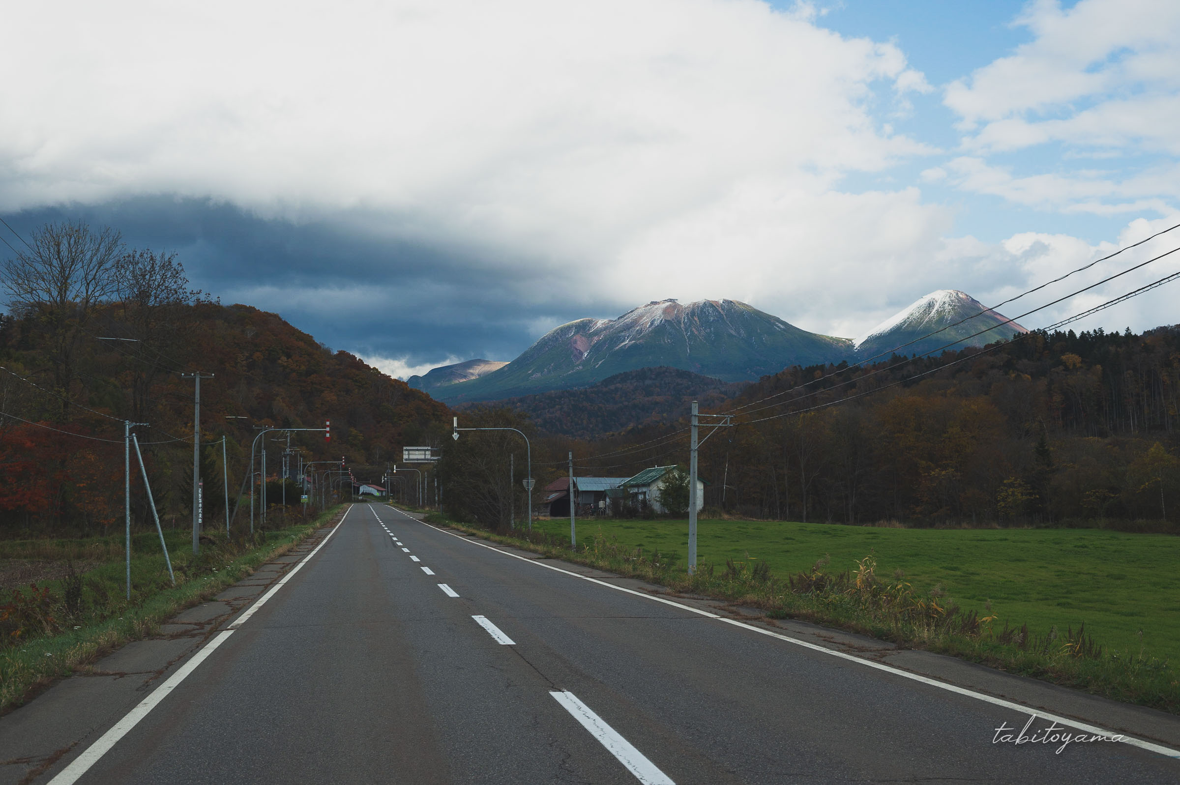 国道沿いから眺める冠雪した阿寒岳と阿寒富士