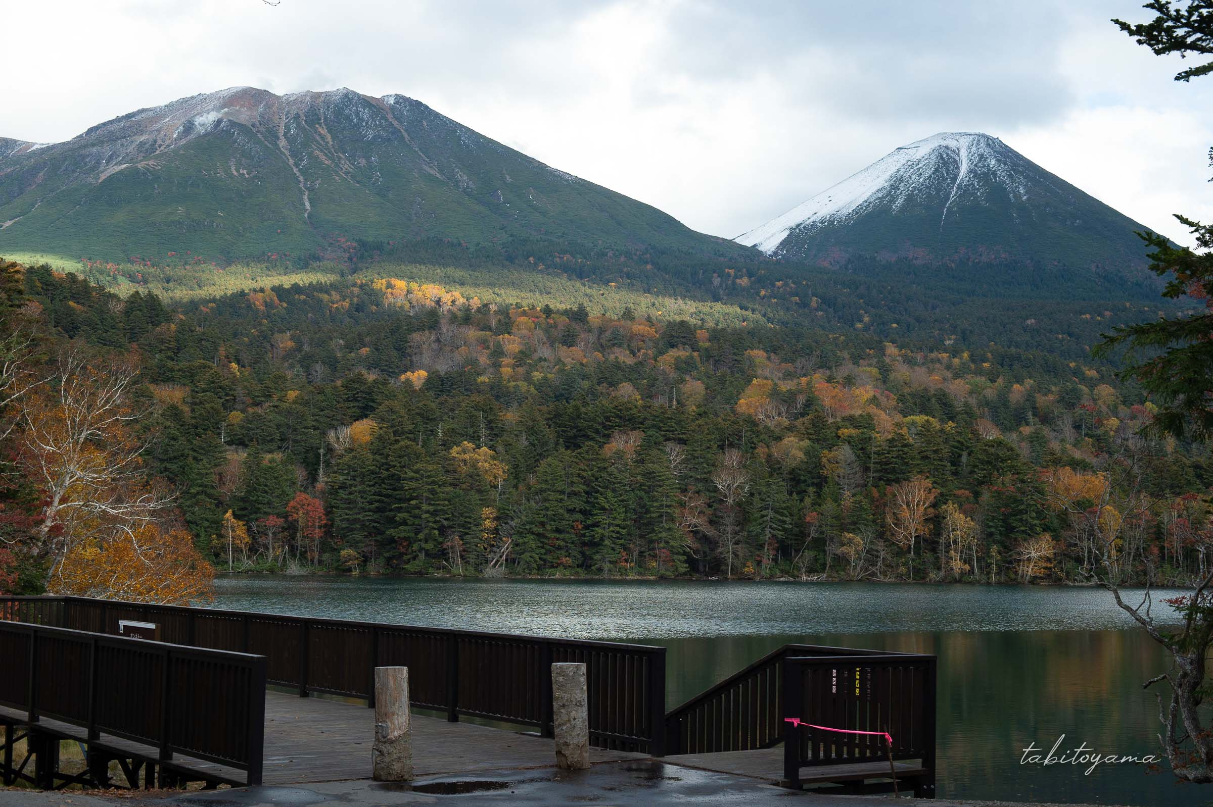 オンネトーの展望デッキから眺める冠雪した雌阿寒岳と阿寒富士