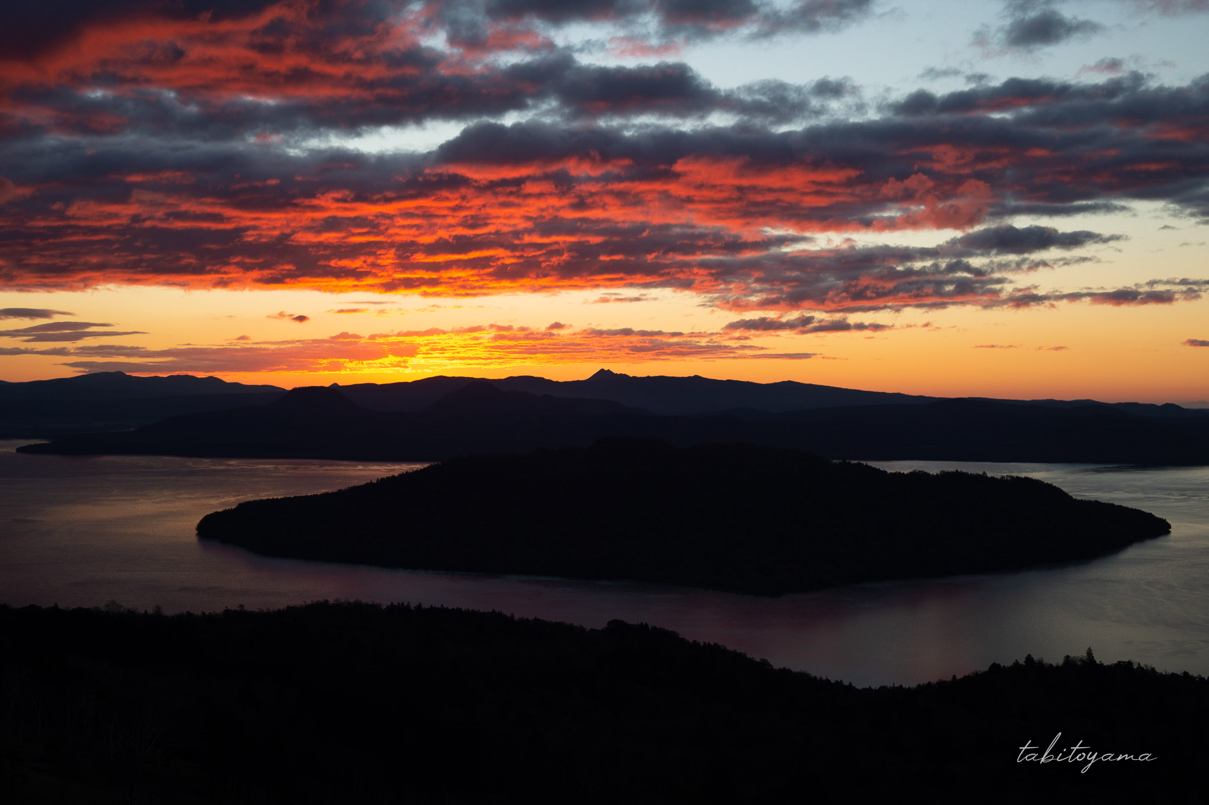夜明け直前の美幌峠、太陽に照らされ丈夫の雲が赤く焼ける