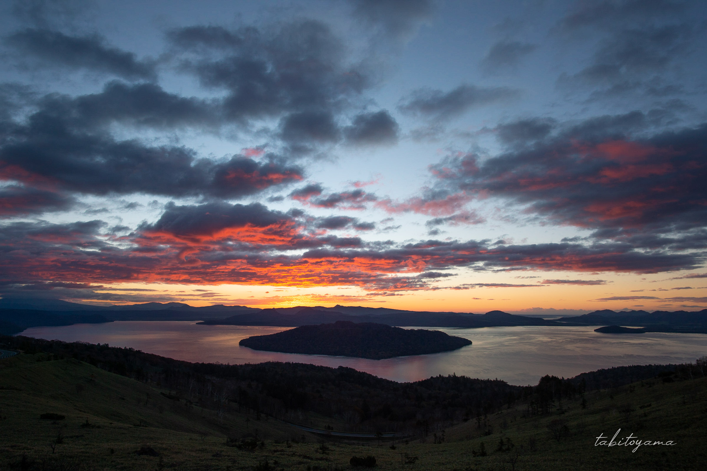 夜明け前の美幌峠から屈斜路湖全景を見下ろす