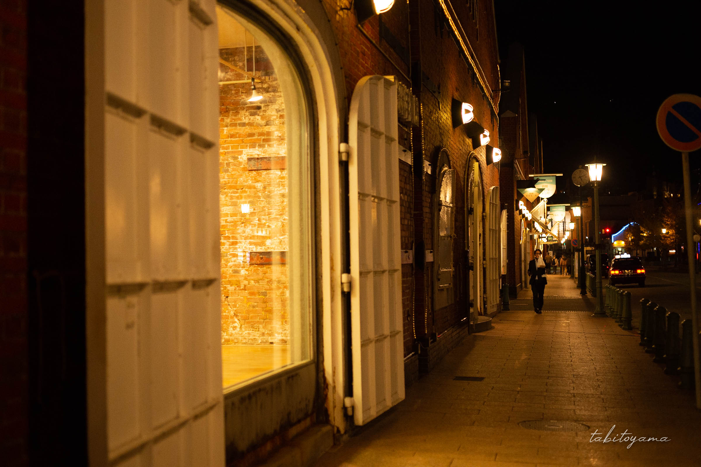 夜の函館の金森赤れんが倉庫前の通路