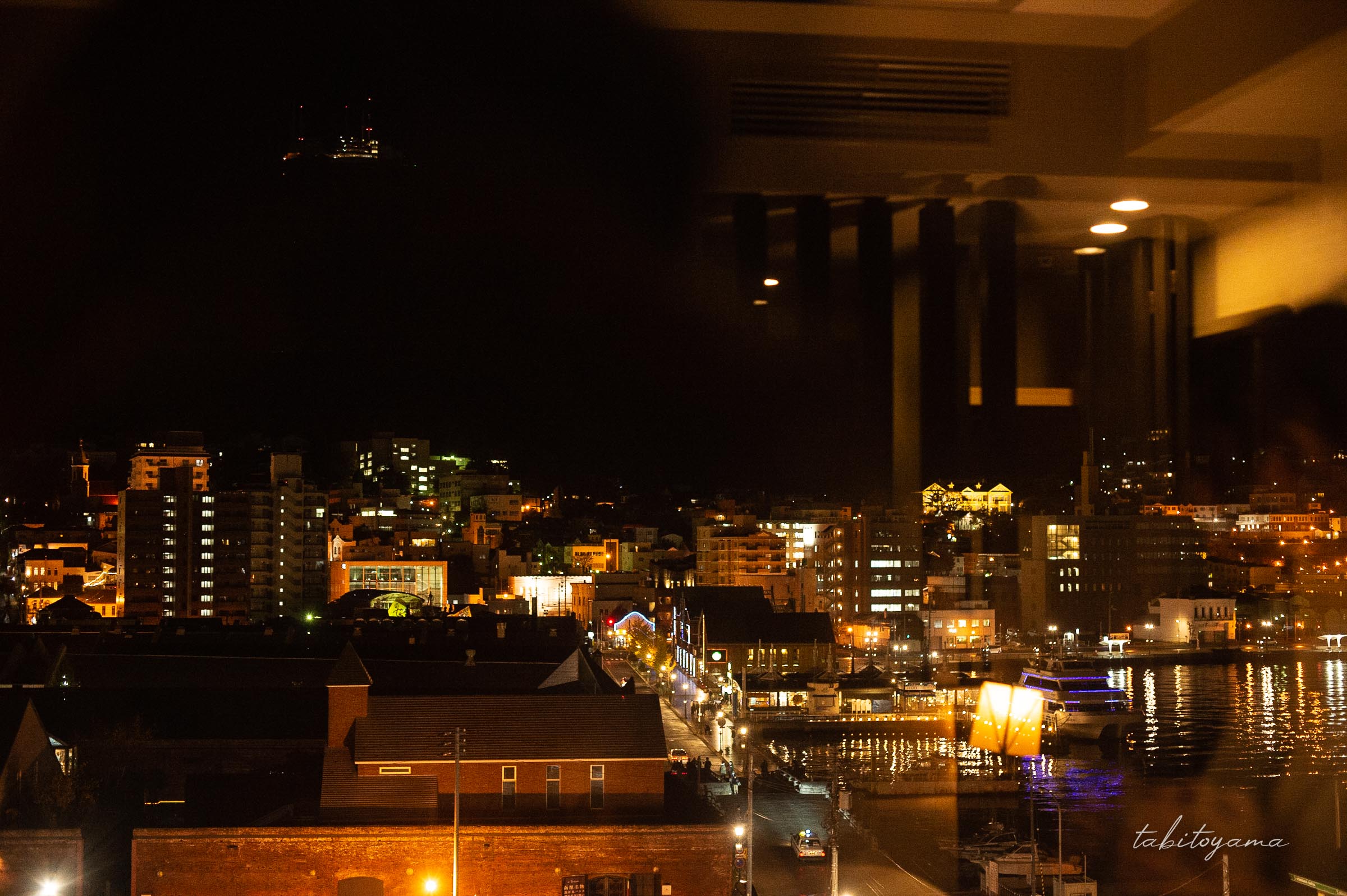 ラビスタ函館ベイの客室から眺める夜のベイエリアの街並み