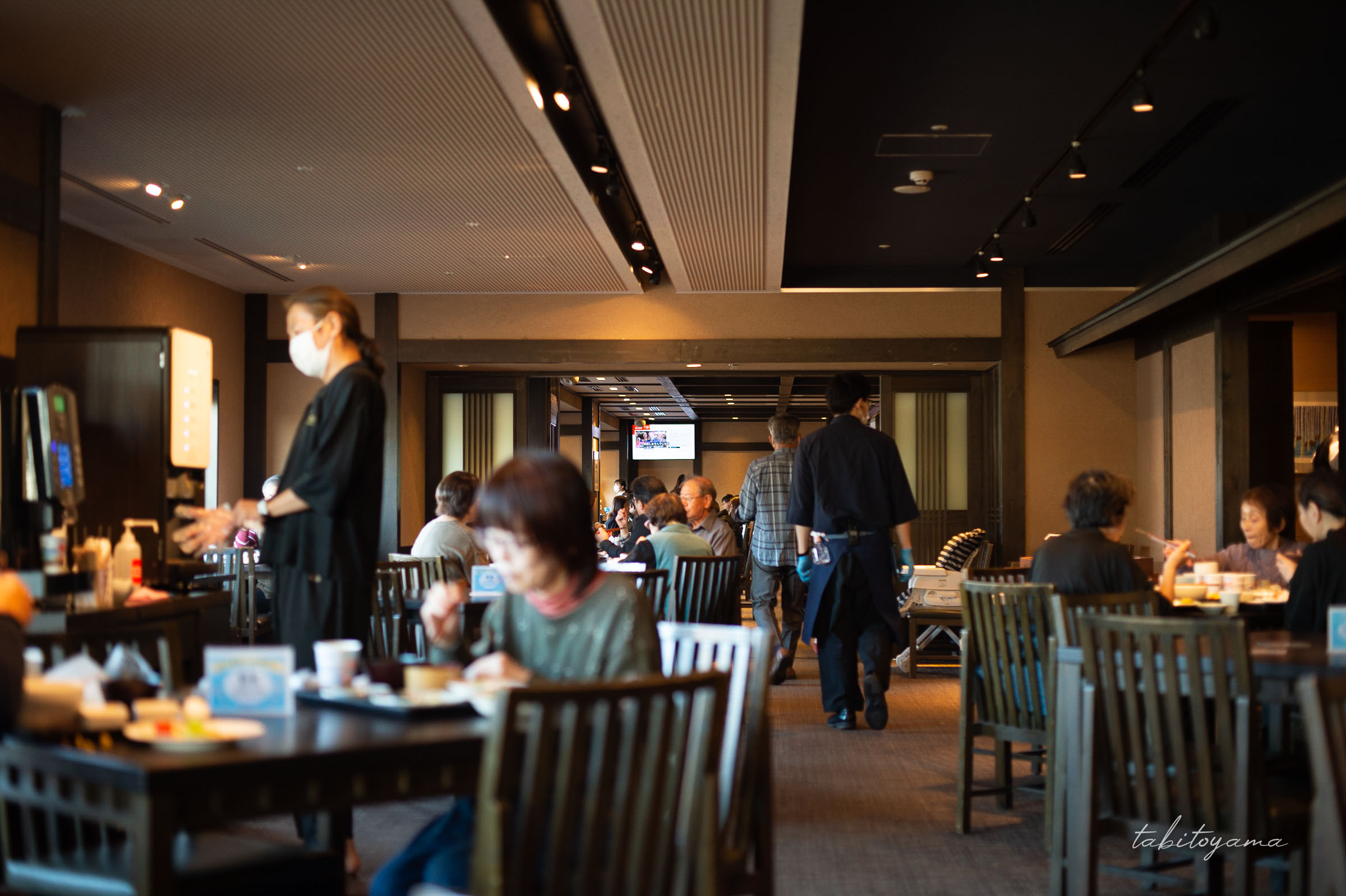 ラビスタ函館ベイの朝食バイキング会場、多くの席が埋まっている