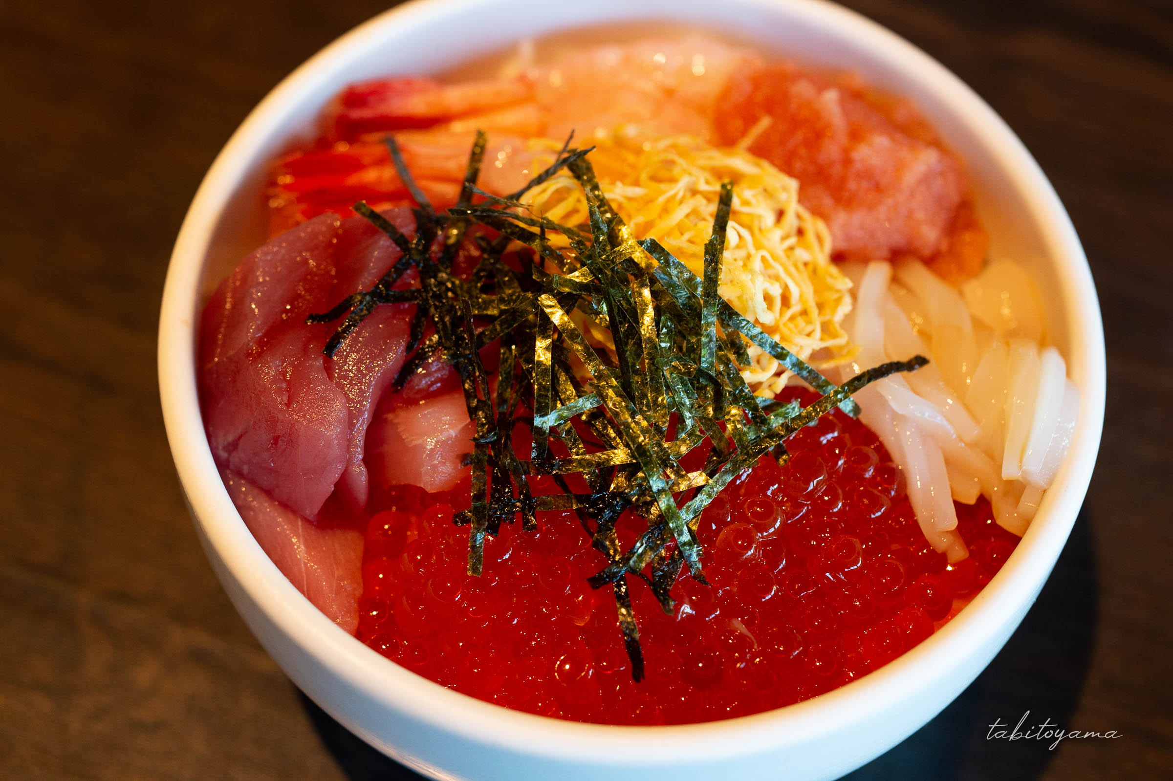 具がたくさん盛られた海鮮丼