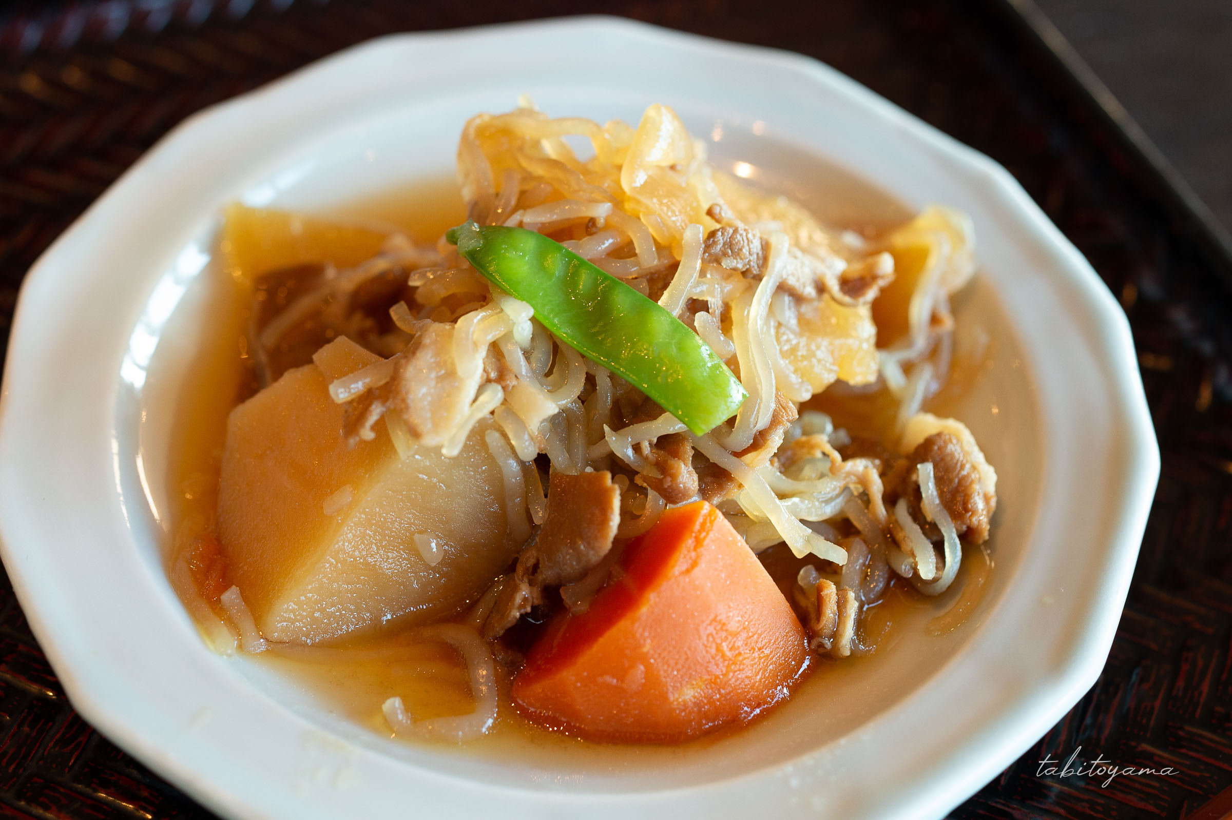 お皿に盛られた肉じゃが