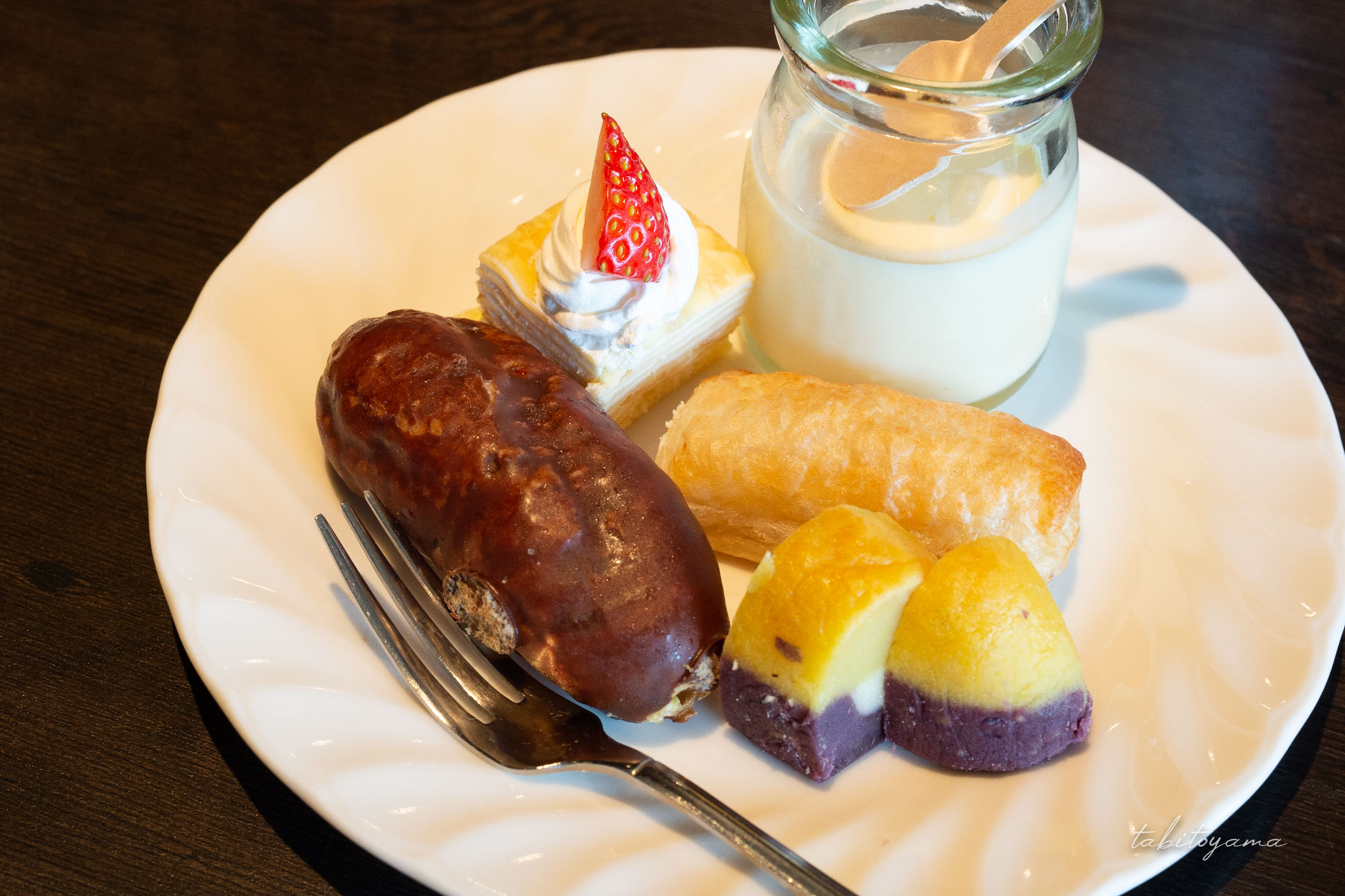 お皿に盛られたデザートの盛り合わせ