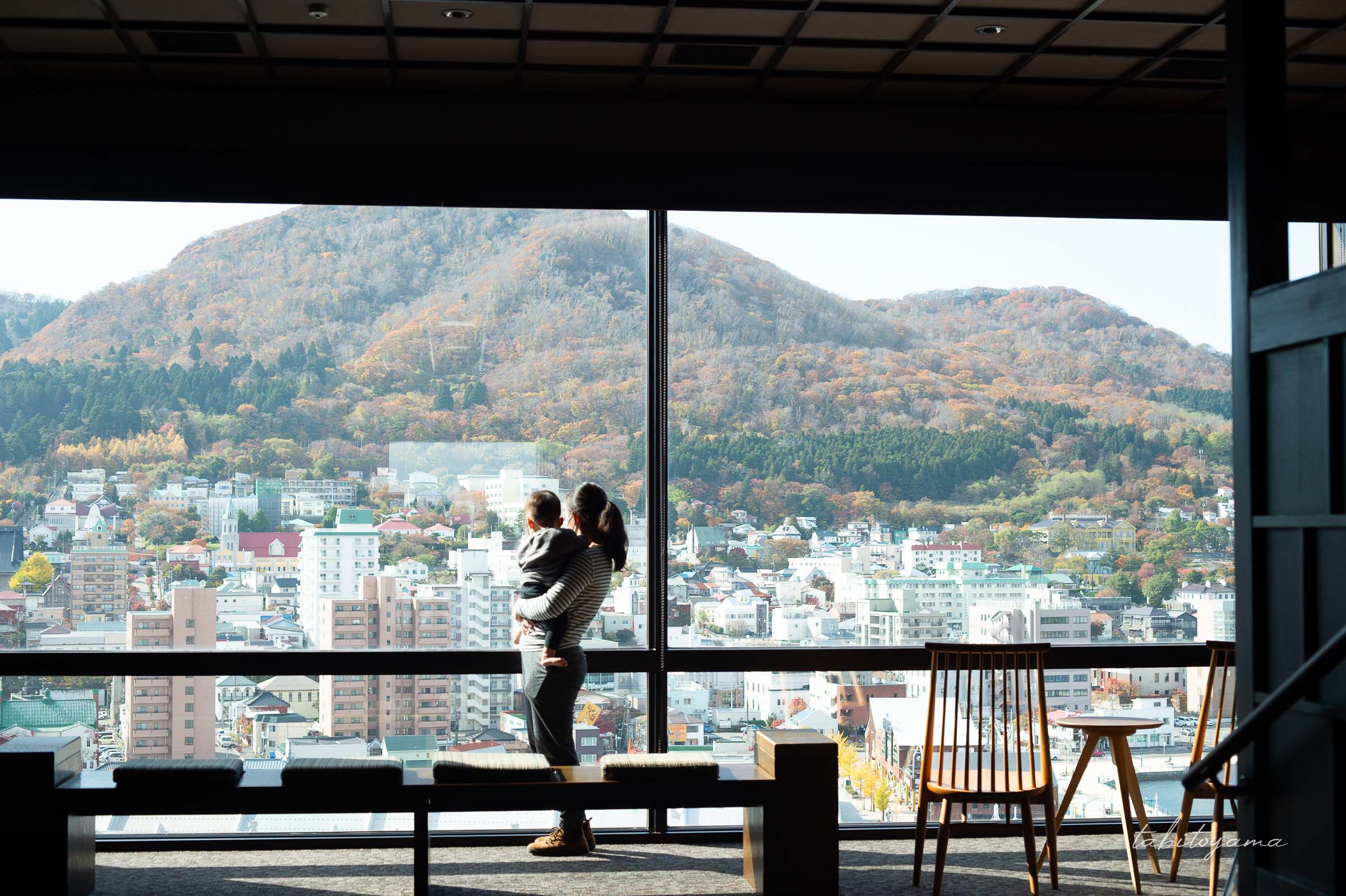 ラビスタ函館ベイの湯上がり処から、ベイエリアの街並みを眺める妻と息子
