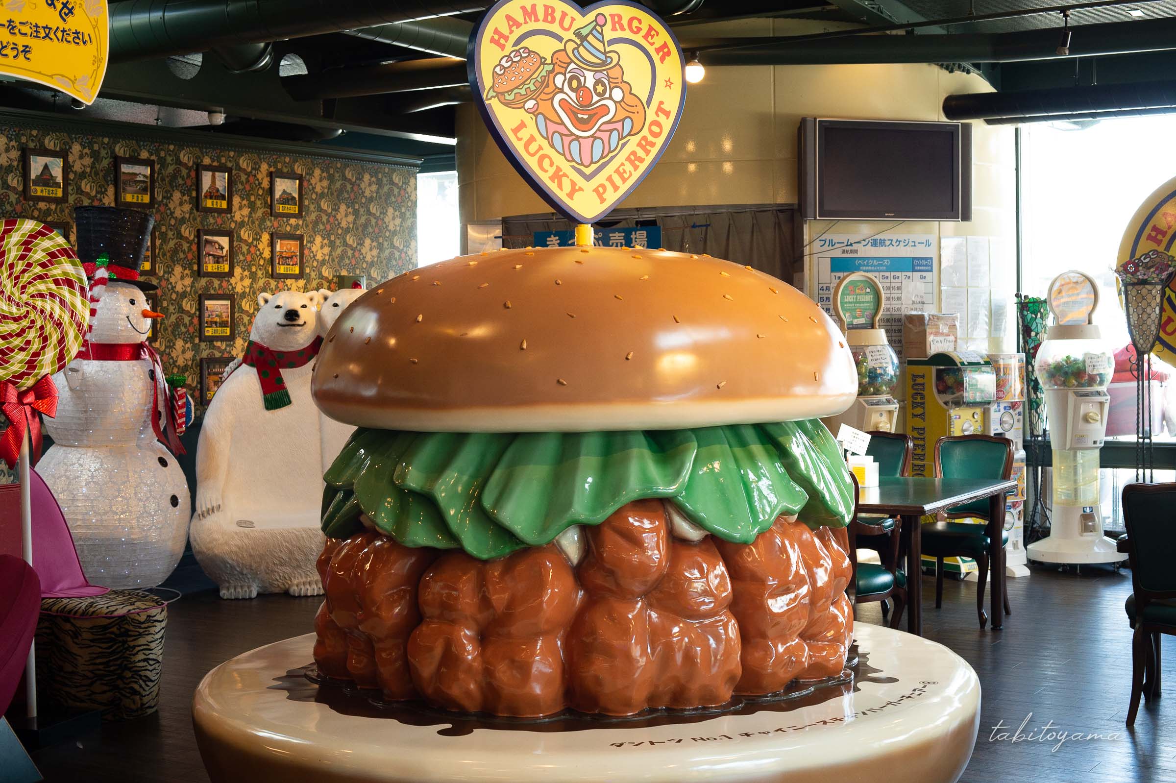 ラッキーピエロマリーナ末広店に設置された、巨大チャイニーズチキンバーガーのオブジェ