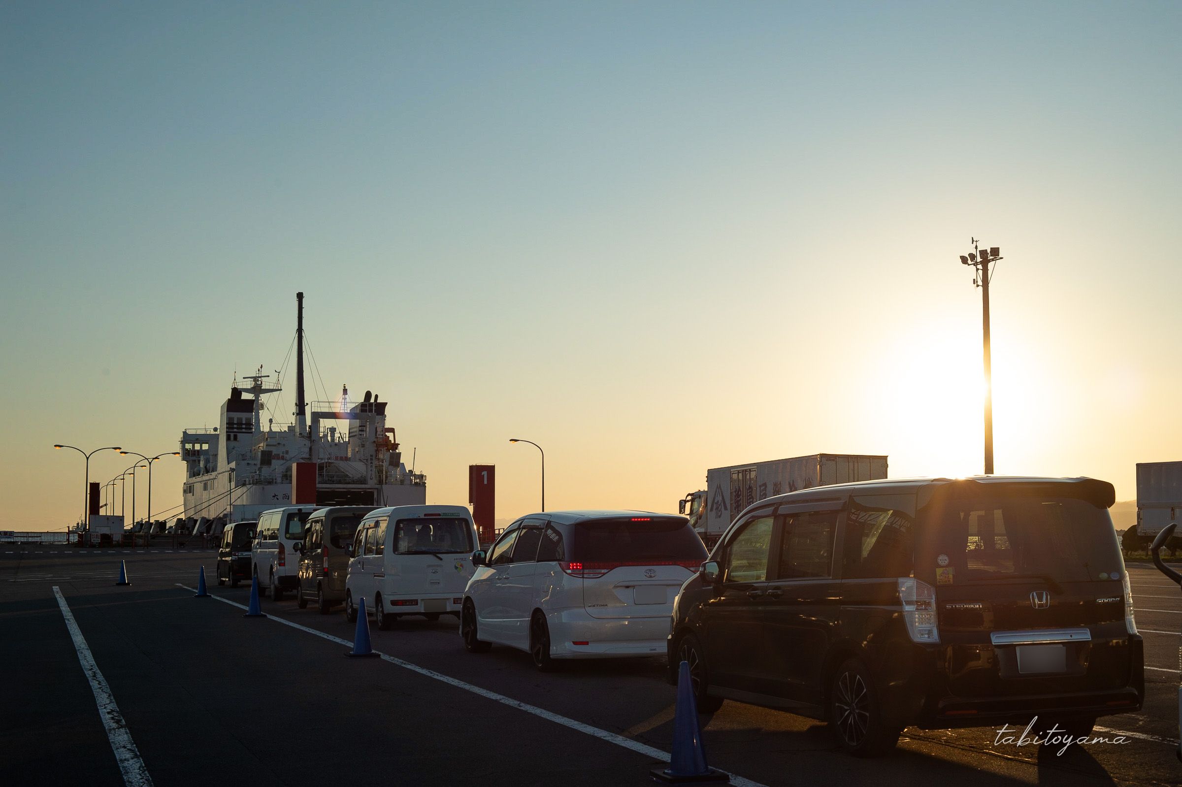 大間行きフェリーの車両待機場、夕暮れの雲ひとつない空