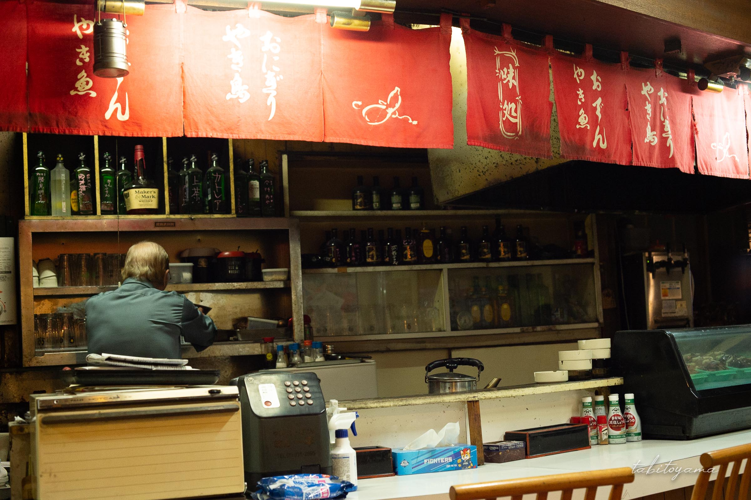 味の一平の店内からカウンター越しに店主の後ろ姿