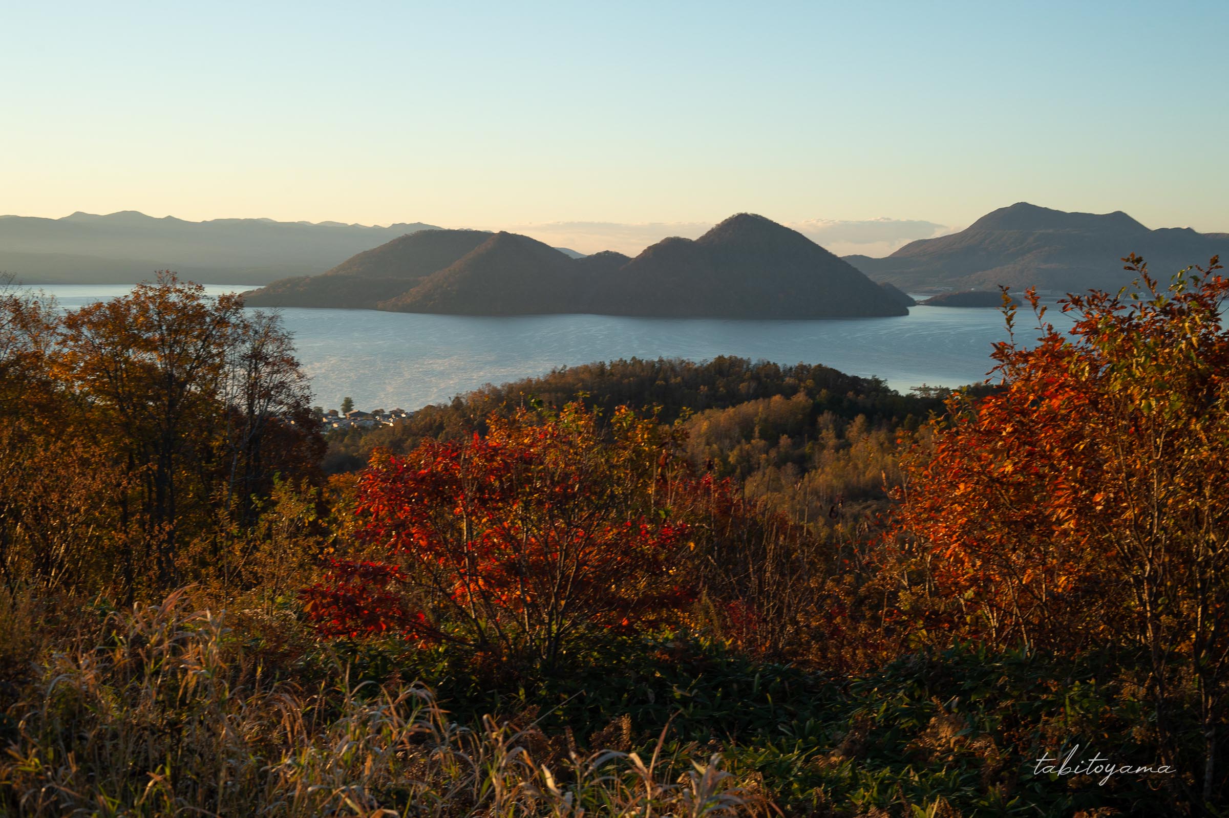 道の駅とうや湖の展望台からの眺め、洞爺湖に浮かぶ中島と手前には紅葉する木々