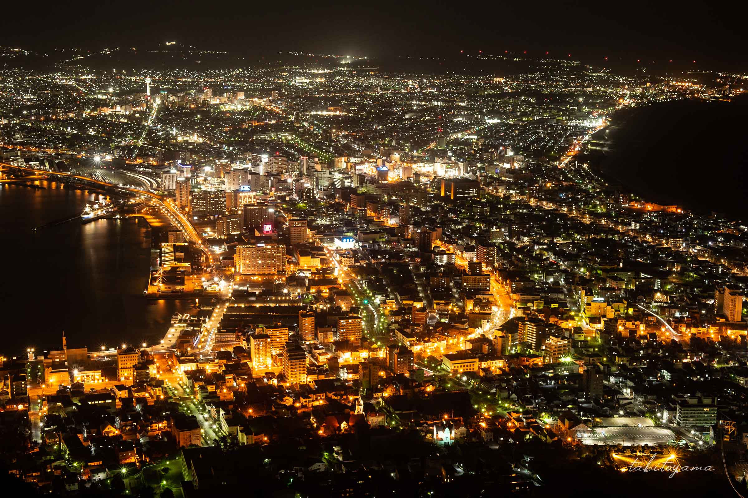 函館山から眺める夜景、扇の中心部分にやや寄った構図