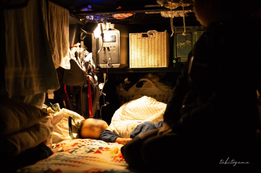 ハイエースの車中泊ベッドで眠る息子