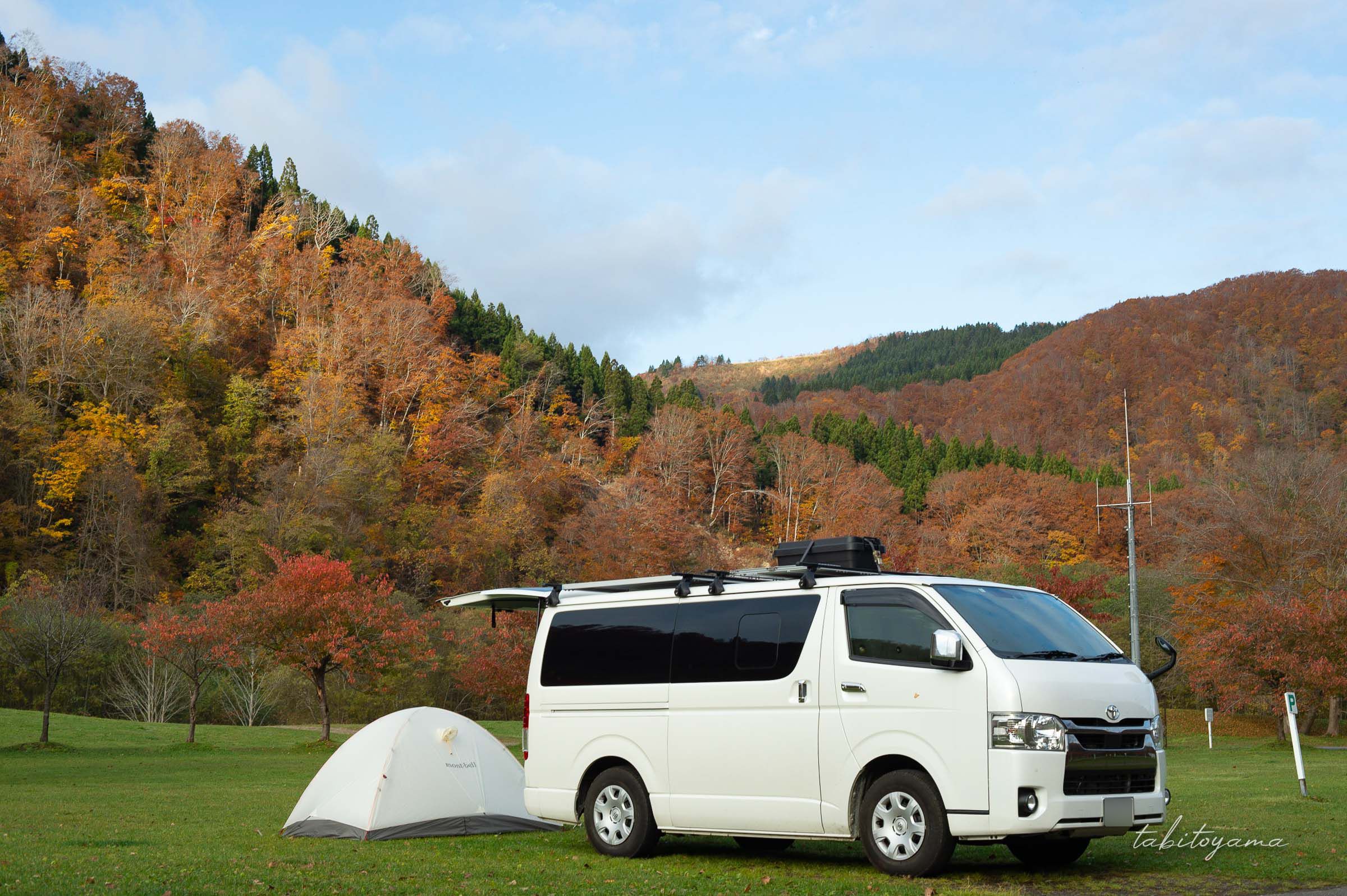 紅葉した山々に囲まれた湯の沢水辺公園、車中泊明けのハイエースとそばには小型テント