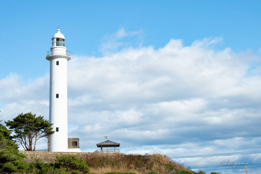 青空と雲を背景にした魹ヶ崎灯台