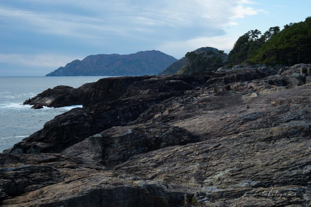 魹ヶ崎の崖上の岩場