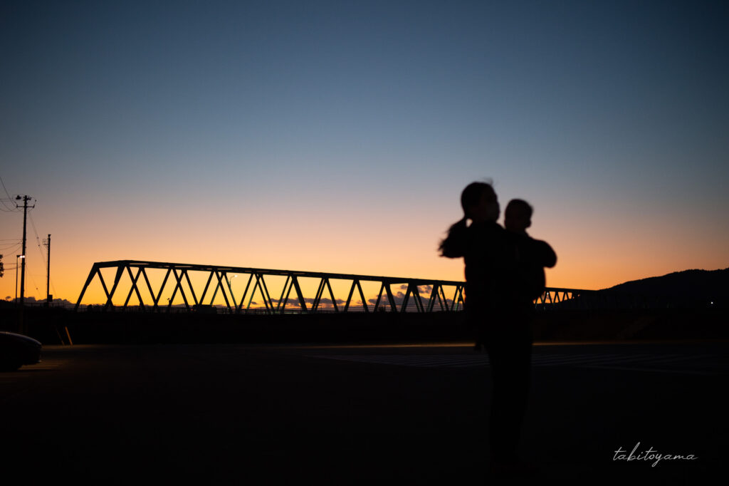 日没後のマジックアワーの空に妻と息子のシルエット